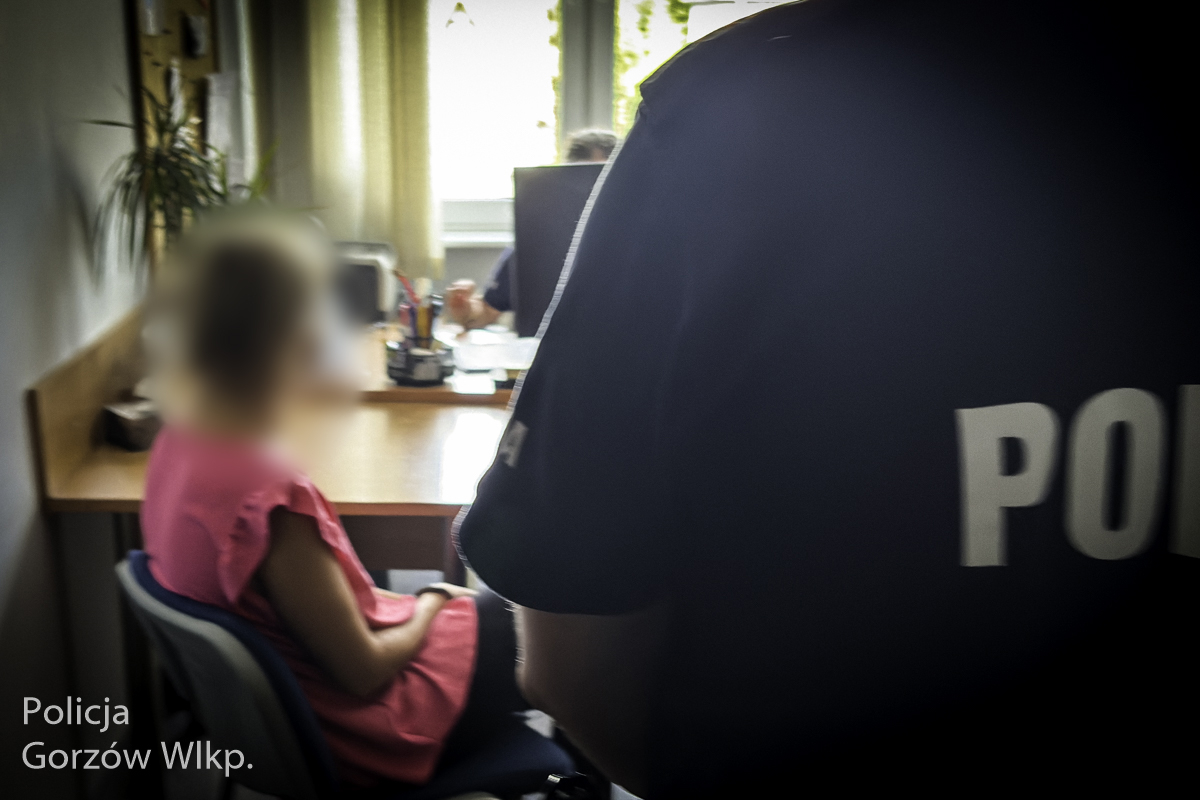 Zatrzymanie kobiety przez policjantów na ulicy Dworcowej Gorzów Wielkopolski