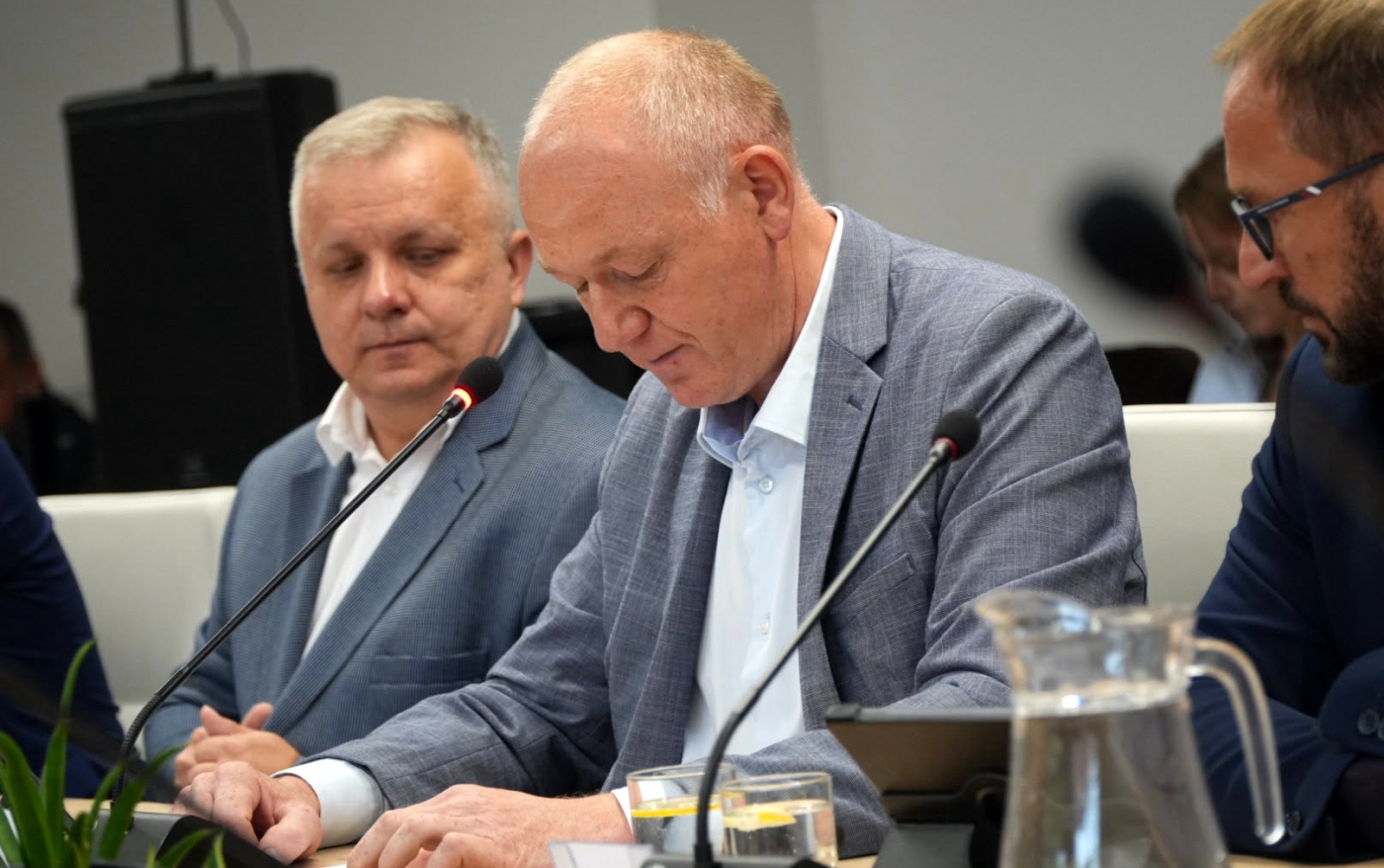 Radny Albert Madej składa rezygnację z mandatu podczas nadzwyczajnej sesji Rady Miasta Gorzowa