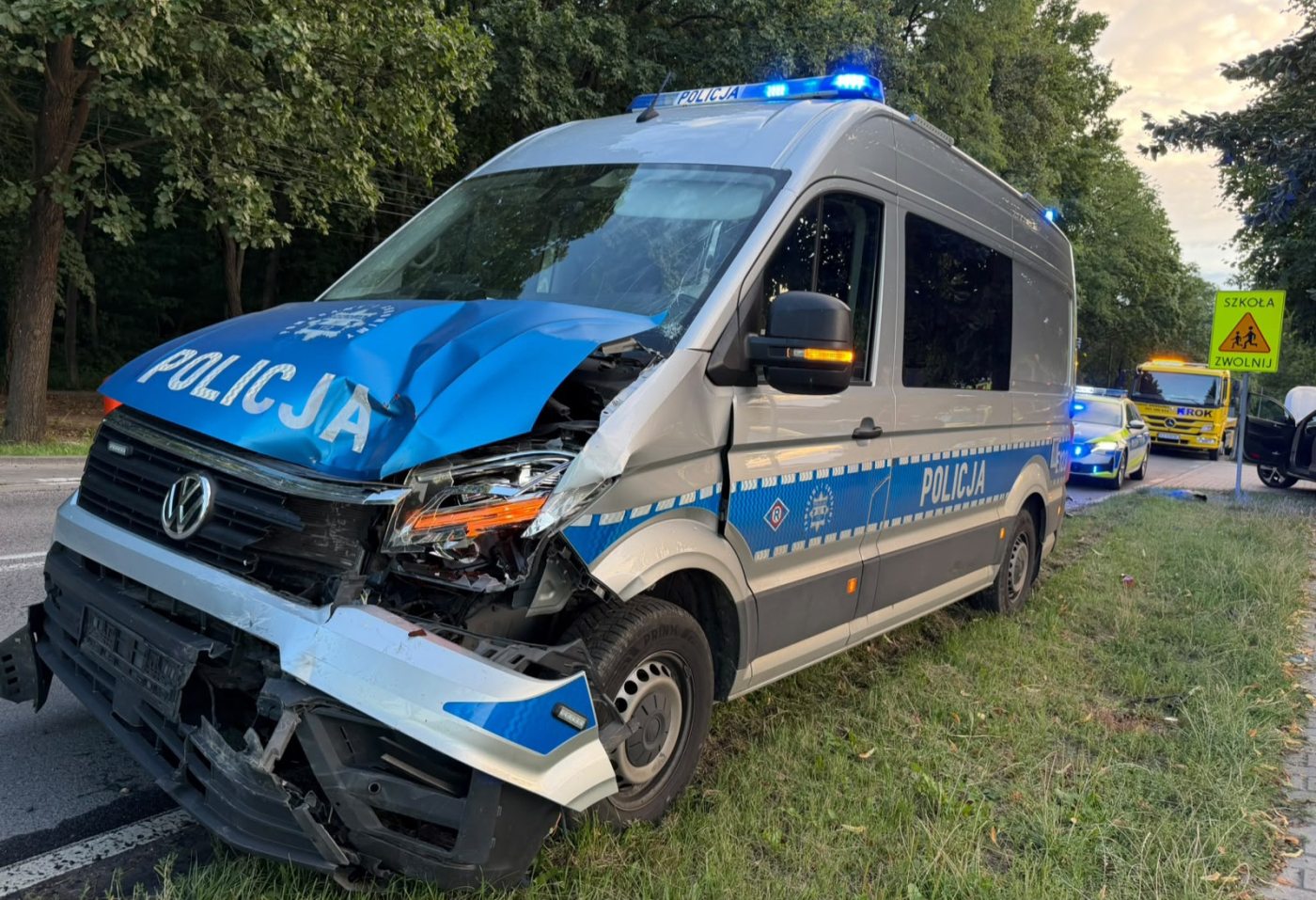 Wypadek z udziałem policyjnego radiowozu i auta osobowego na drodze w Janczewie pod Gorzowem