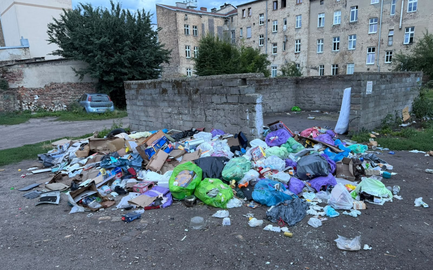 góra śmieci na podwórku przy ulicy Krzywoustego i Chrobrego w Gorzowie