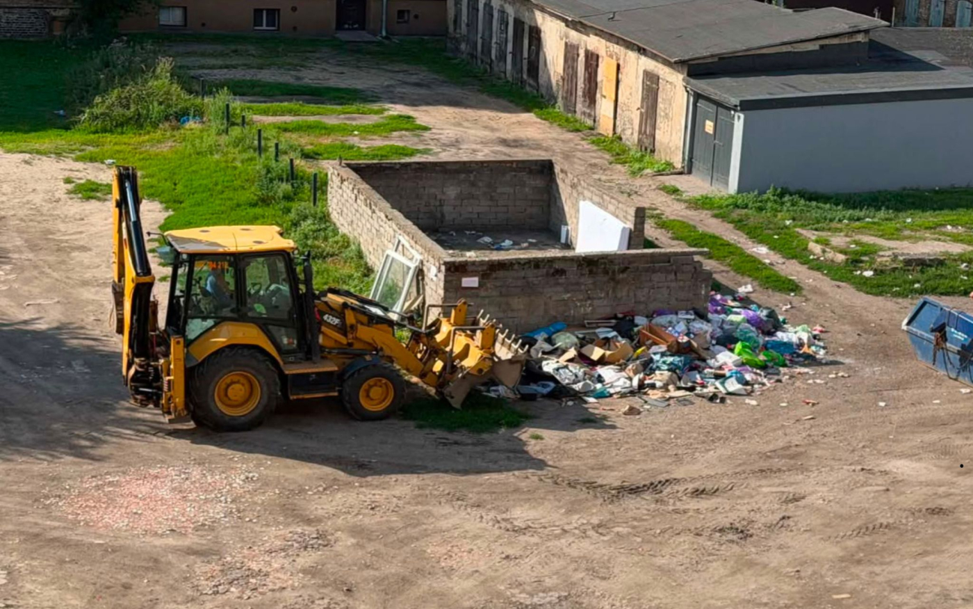 uprzątnięcie góry śmieci na podwórku przy ulicy Krzywoustego i Chrobrego w Gorzowie
