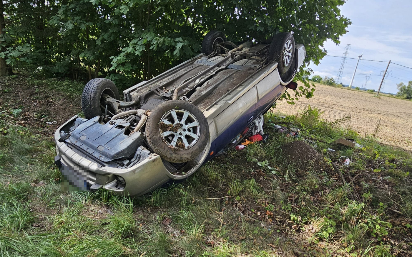 Wypadek i dachowanie samochodu osobowego marki Subaru na trasie DW130 Baczyna Wysoka koło Gorzowa