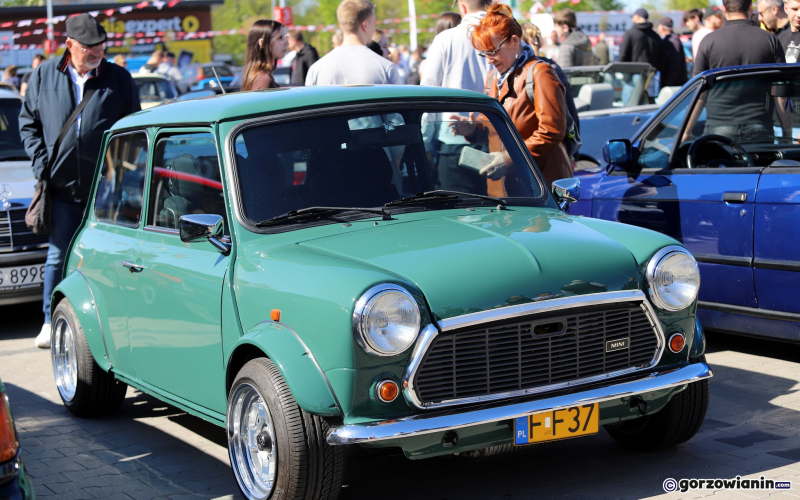 Zlot zabytkowych samochodów Gorzowskie Klasyki wieczorową porą na parkingu BIG Gorzów oldtimery i youngtimery
