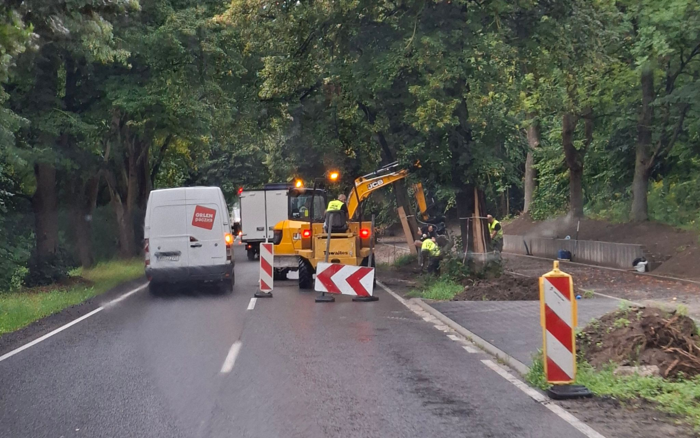 maszyny budowlane zajęty pas ruchu ulica kostrzyńska gorzów budowa ścieżki pieszo rowerowej utrudnienia dla kierowców