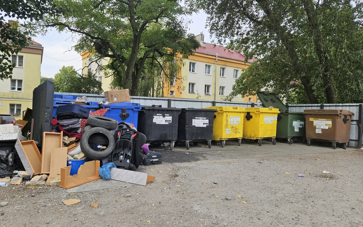 Kontenery na odpady i wiaty śmietnikowe na osiedlu mieszkaniowym w Gorzowie