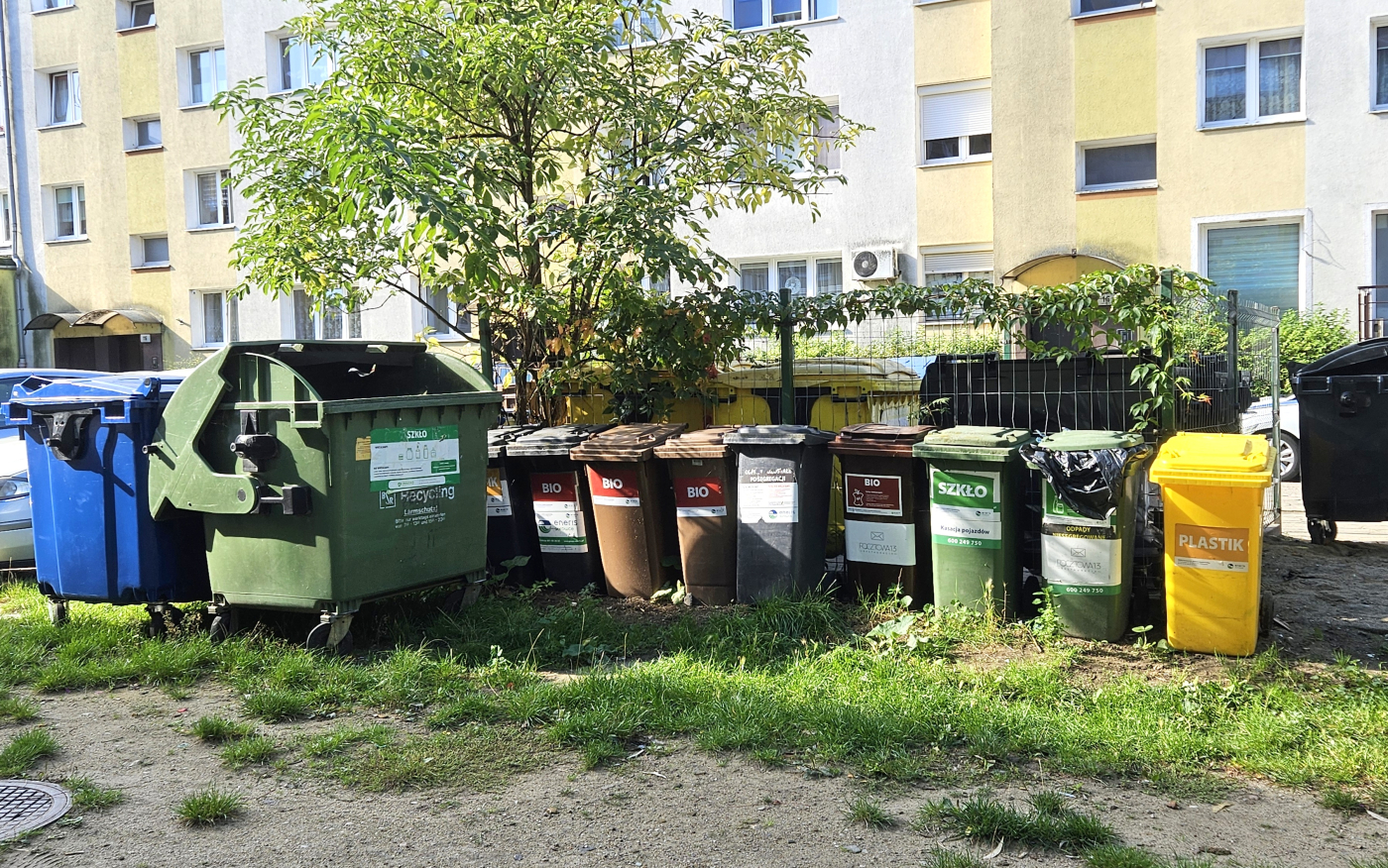 Kontenery na odpady komunalne i wiaty śmietnikowe przy blokach w Gorzowie