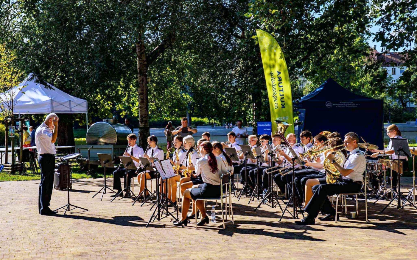 Orkiestra Siedlice koncert plenerowy w parku Górczyńskim w Gorzowie
występ Orkiestry Siedlice w parku Róż w Gorzowie