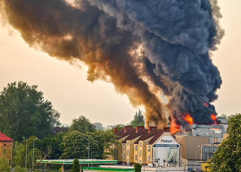 pożar hali parku trampolin przy ulicy Targowej w Gorzowie
