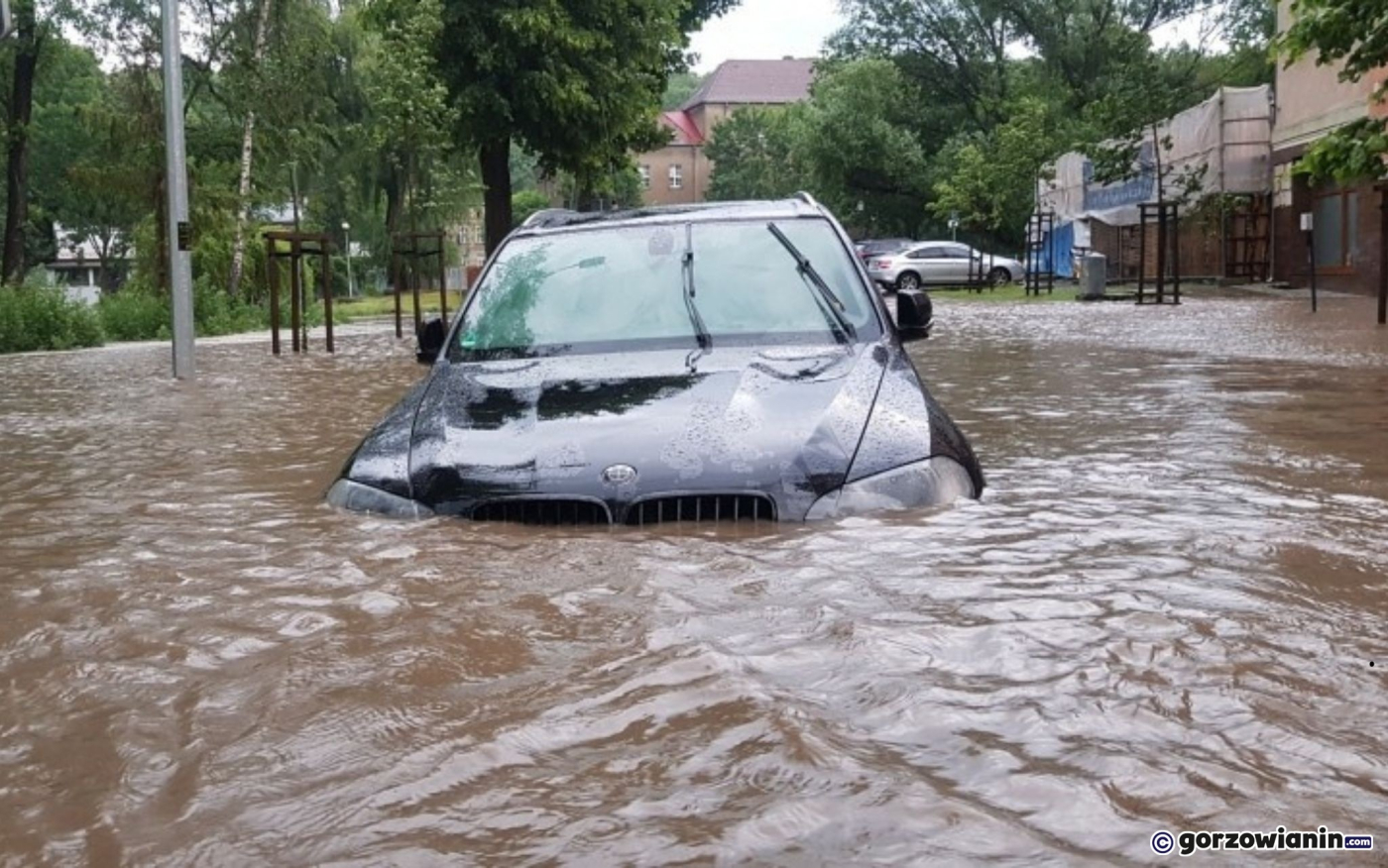 alane skrzyżowanie ulica Borowskiego i Dąbrowskiego Gorzów problem podtopień po ulewach planowana budowa zbiornika retencyjnego i nowego parkingu