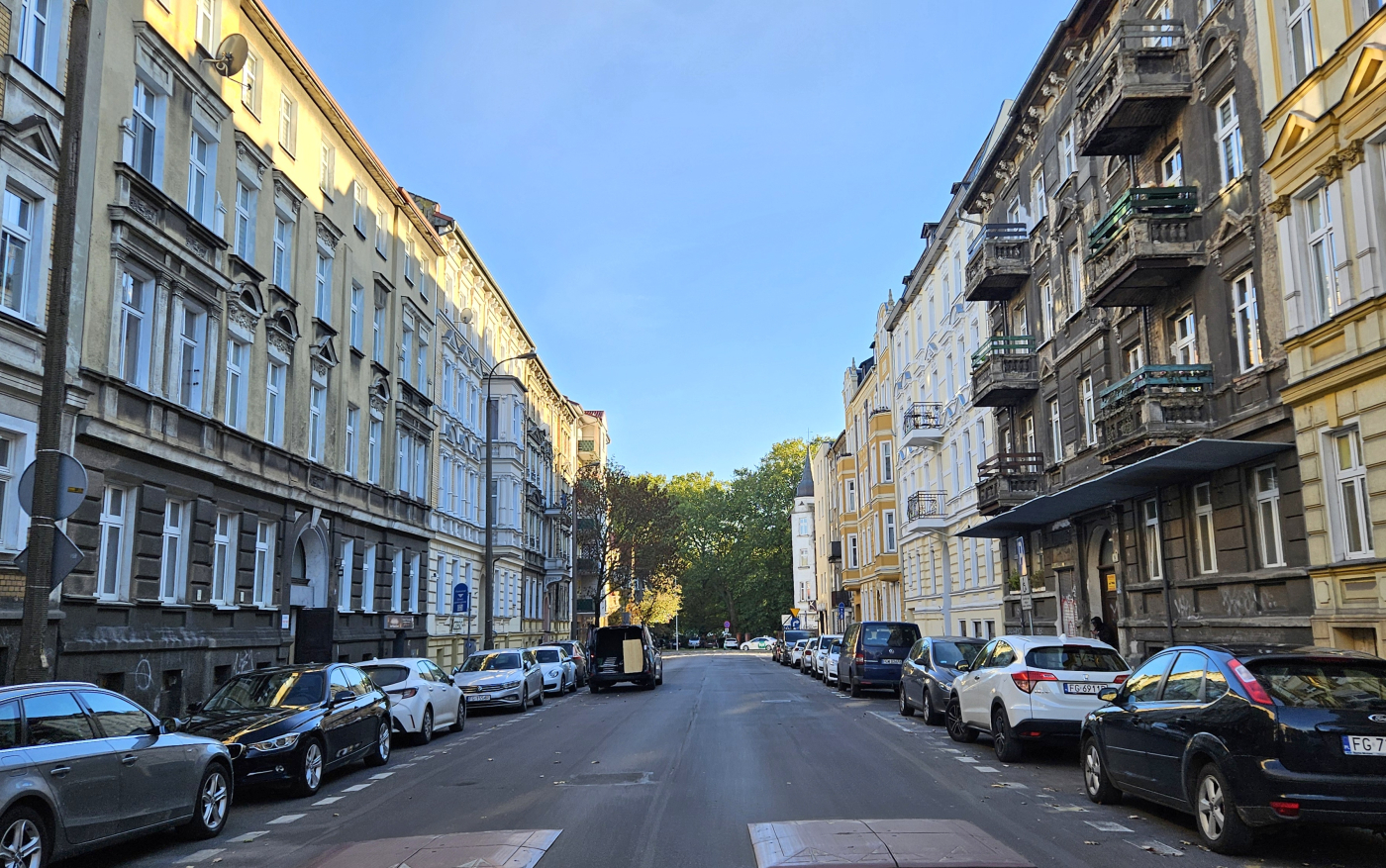 zniszczona zabytkowa kamienica z odpadającym tynkiem w centrum Gorzowa Wielkopolskiego