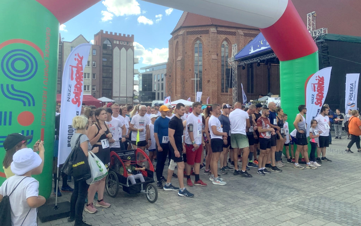 Uczestnicy 27. Biegu Solidarności na Starym Rynku w Gorzowie