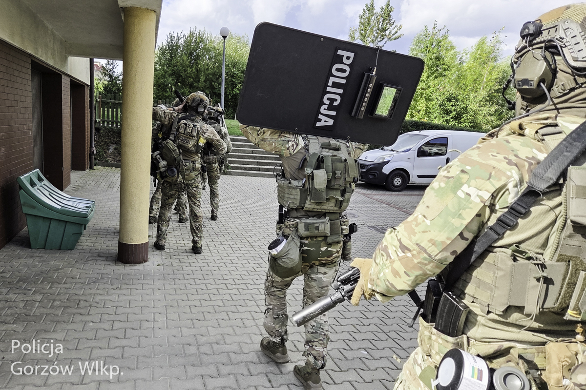 kontrterroryści w akcji zatrzymanie poszukiwanego z narkotykami Gorzów, policyjny szturm na mieszkanie w Gorzowie Wielkopolskim, zabezpieczone narkotyki i zatrzymanie mężczyzn w Gorzowie