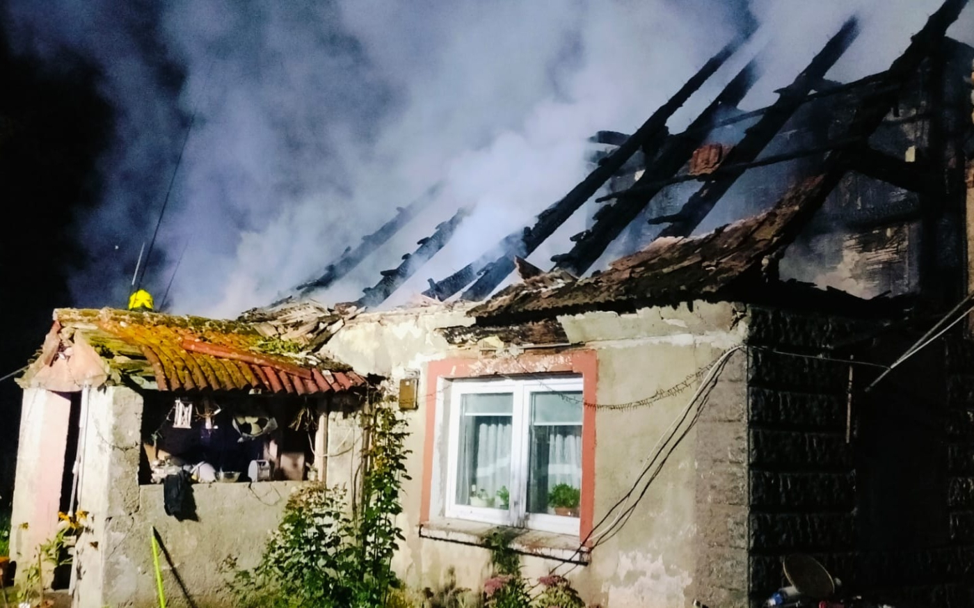 pożar domu jednorodzinnego roszkowice gorzów spalone poddasze i samochód subaru zniszczenia po akcji gaśniczej