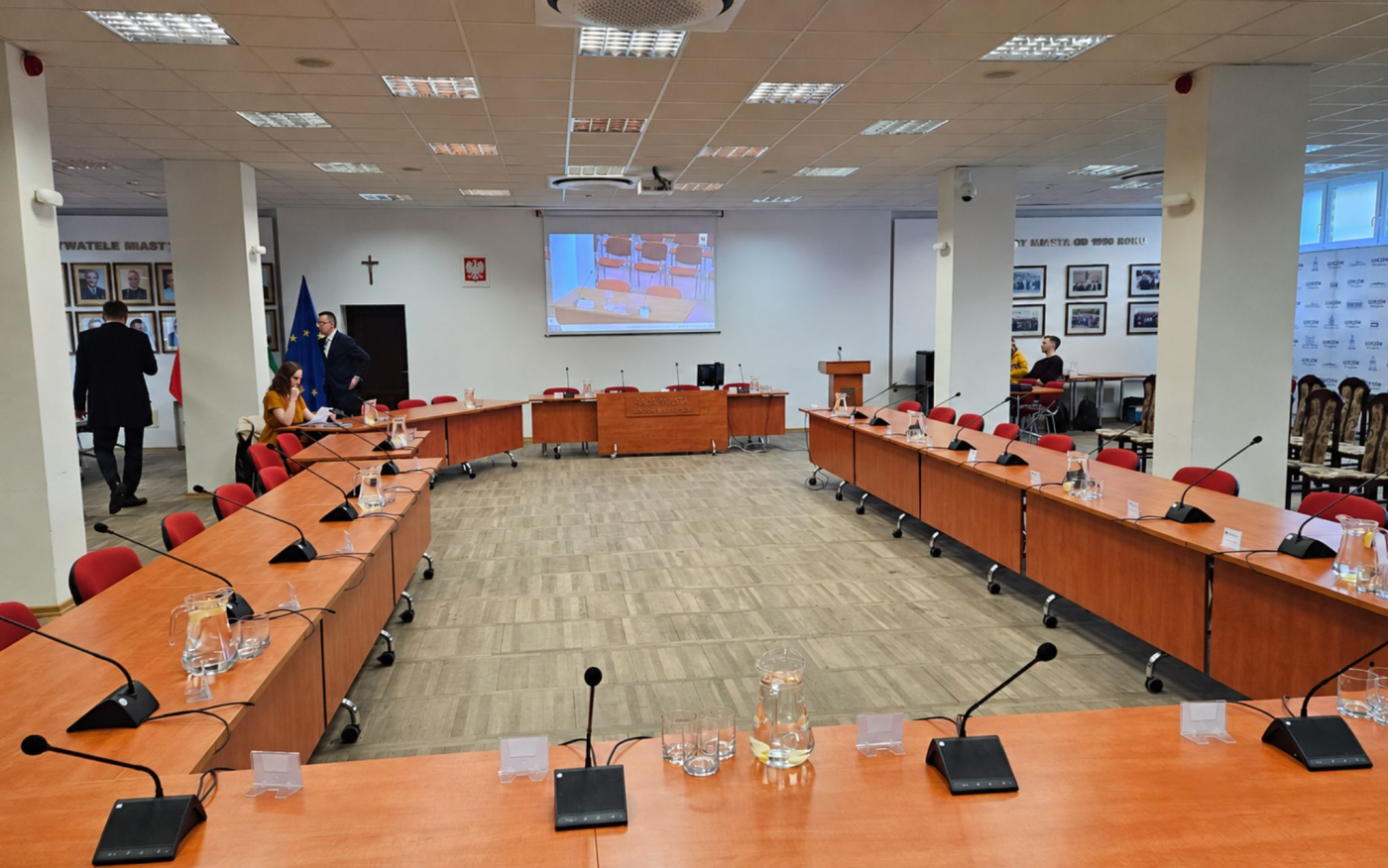zamknięta sala sesyjna w Urzędzie Miasta przebudowa uszkodzonego stropu Gorzów