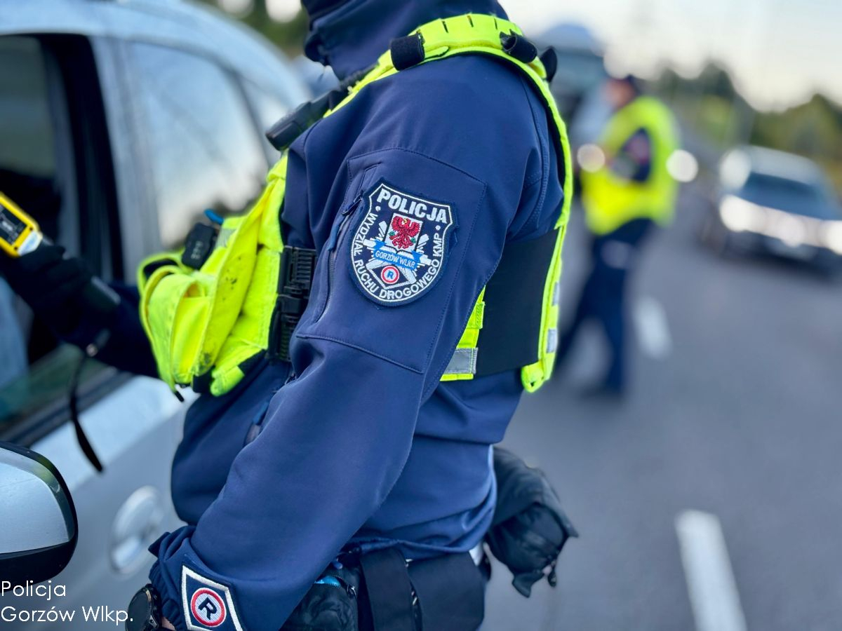 policjant z gorzowskiej drogówki bada alkomatem kierowcę podczas akcji trzeźwy poranek Gorzów