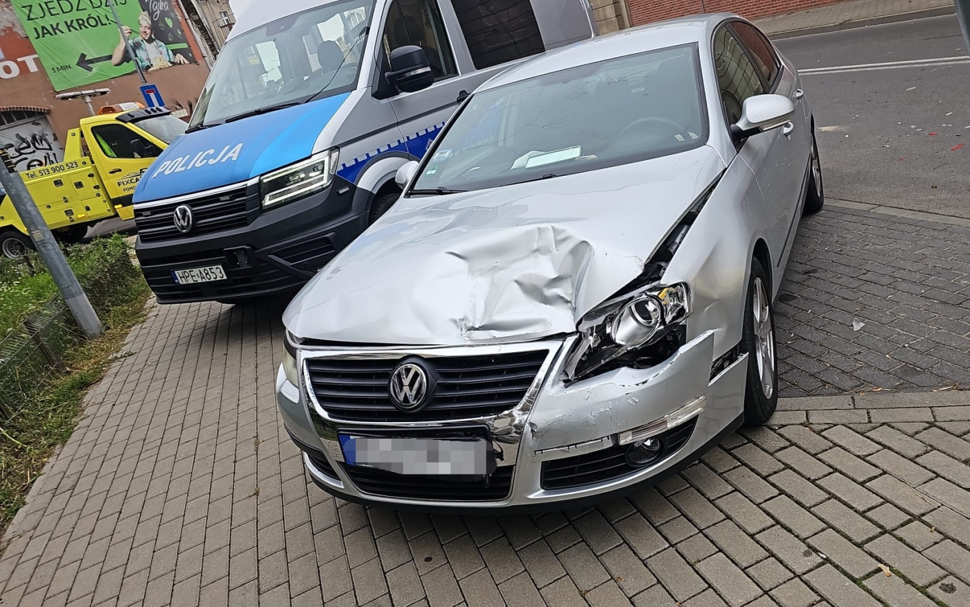 Wypadek drogowy ulica Spichrzowa Gorzów pijany kierowca volkswagen passat uderzył w kompresor drogowy policja