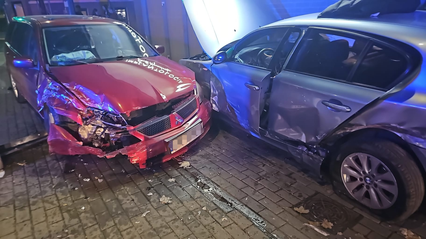 zderzenie mitsubishi i bmw ulica warszawska gorzow wypadek drogowy auto uderzylo w sciane bloku