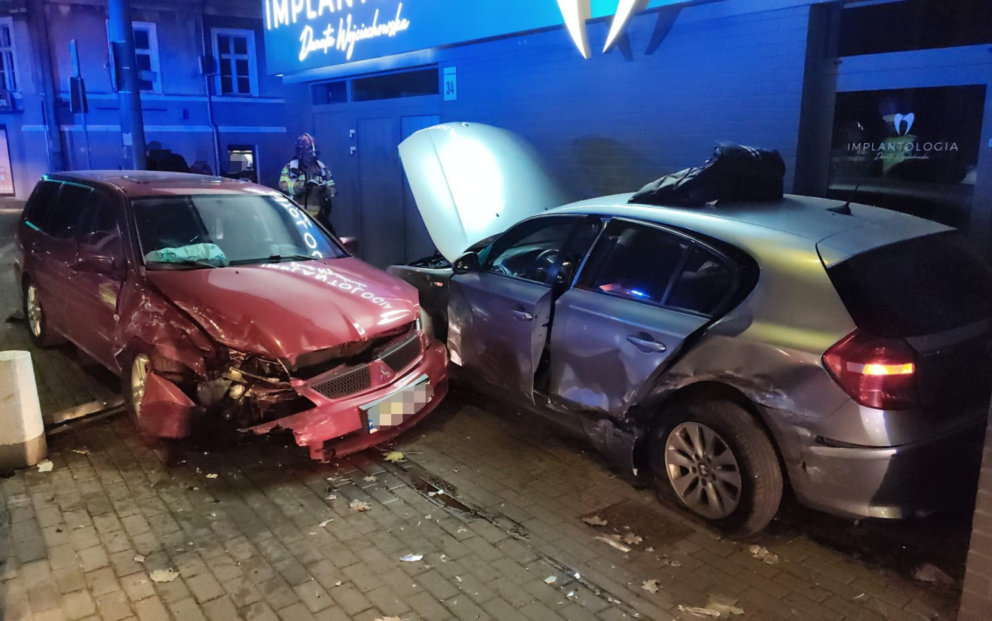 zderzenie mitsubishi i bmw po nocnym wyscigu gorzow ulica warszawska rozbite samochody na chodniku