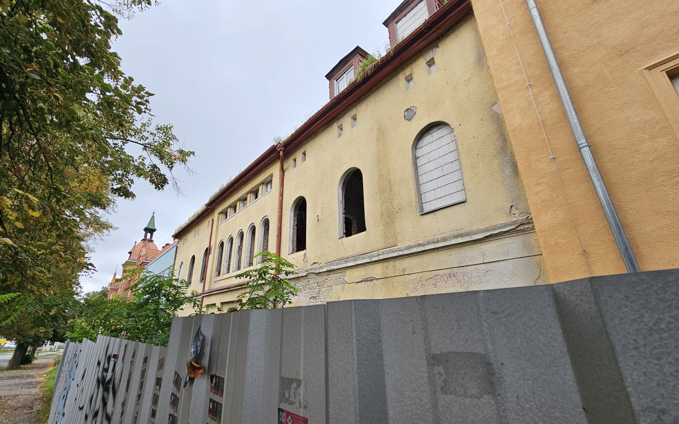 zabytkowy budynek B przy CEZiB Gorzow po decyzji konserwatora koszty remontu 17 mln zl