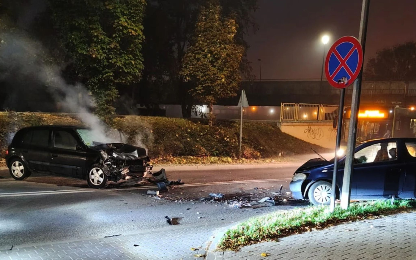 wypadek drogowy zderzenie czołowe dwóch samochodów ulica fabryczna gorzów interwencja straży pożarnej i policji