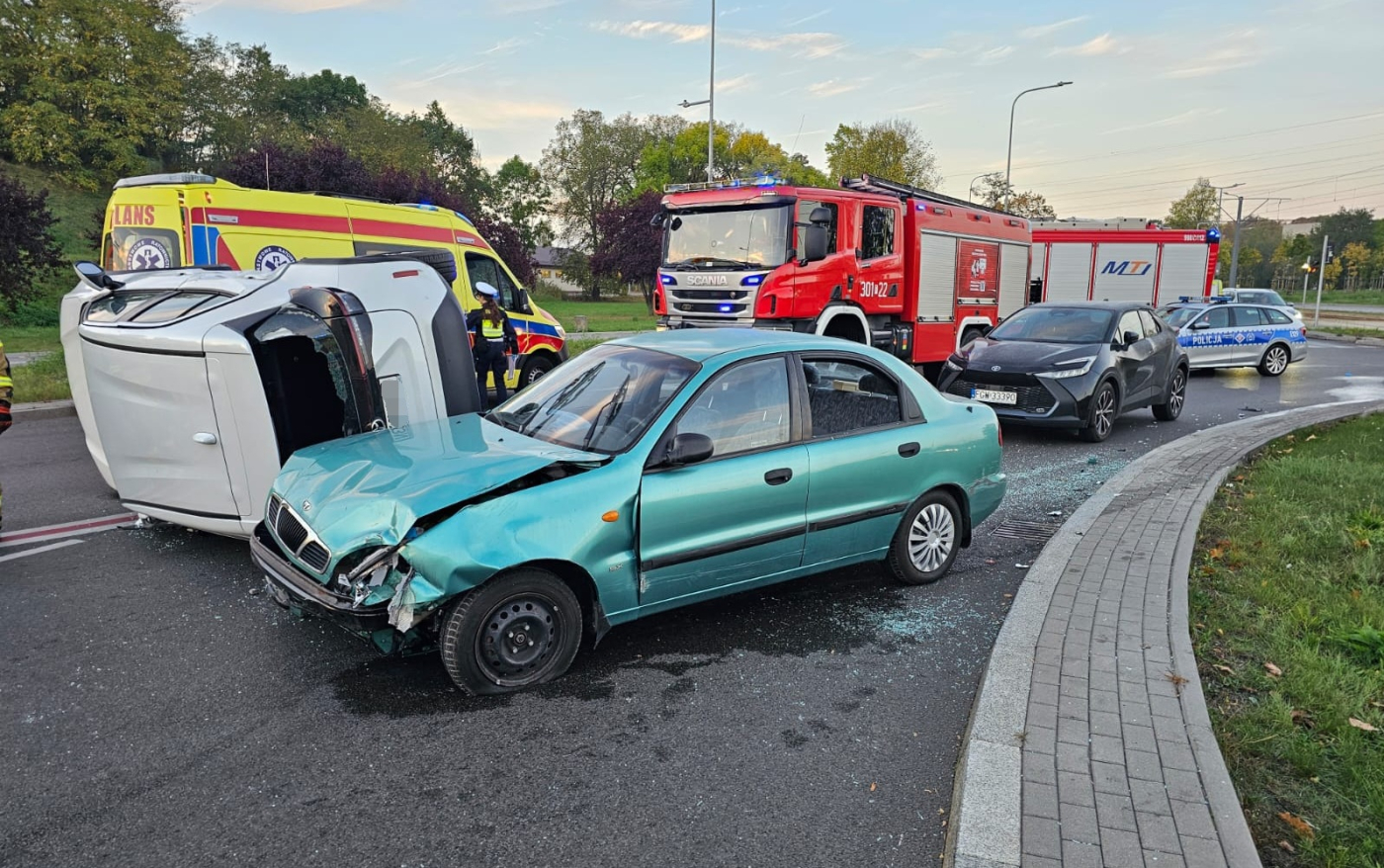 wypadek zderzenie dwoch samochodow osobowych toyota daewoo rondo gdanskie gorzow interwencja strazy pozarnej zablokowana droga utrudnienia korki