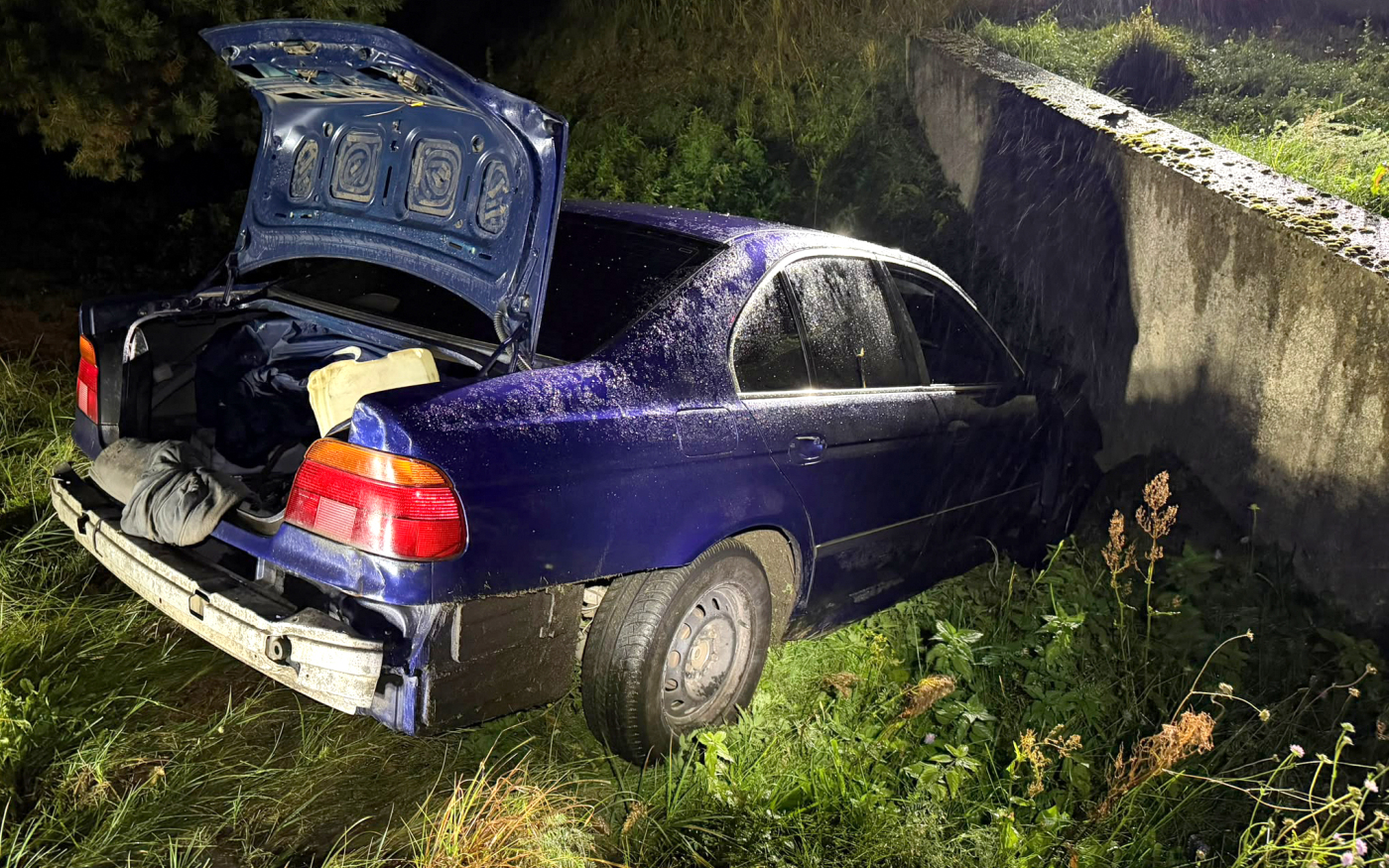 wypadek bmw uderzenie w sciane domu lubiszyn gorzow rozbite bmw na przepuscie drogowym wypadek lubiszyn gorzow