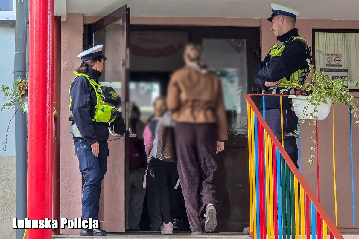 policjanci patrole przed szkołą w Gorzowie policyjna kontrola bezpieczeństwa w szkole Gorzów