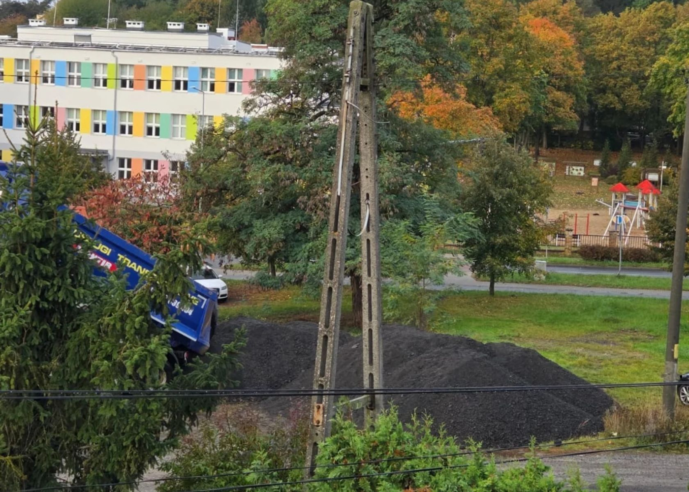 łdy sfrezowanego asfaltu obok szkoły ulica Nad Wartą Gorzów ciężarówki wysypujące gruz na teren zielony osiedle Gorzów