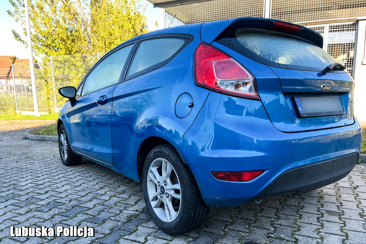 niebieski ford fiesta odzyskany przez policje po kradziezy pod gorzowem skradziony ford zabezpieczony przez policjantow w powiecie gorzowskim kradziez zapasowym kluczykiem