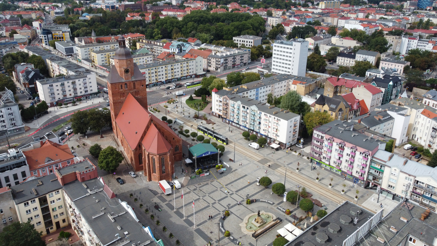 Szpecące reklamy i pstre banery na budynkach w historycznym centrum Gorzowa
