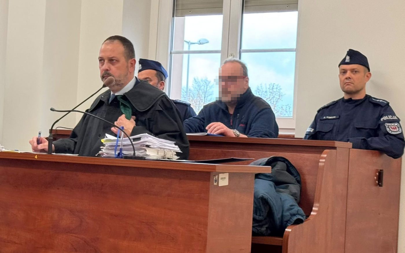 utajniony proces w gorzowie 48 letni nauczyciel i fotograf robert s przed sadem rejonowym za wykorzystywanie nastolatek i grooming