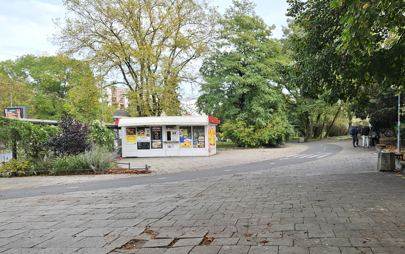 Pijani koczujący na skwerze pod zabytkowymi murami obronnymi w Gorzowie Wielkopolskim
Przystanek autobusowy przy ulicy Jagiełły w Gorzowie gdzie nagabywani są pasażerowie