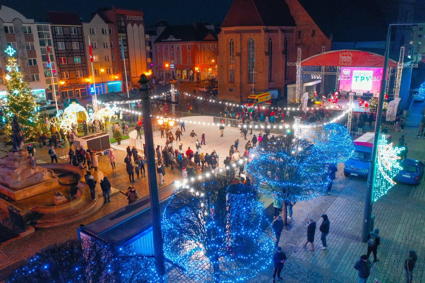 Stary Rynek w Gorzowie, świąteczne oświetlenie miasta, lodowisko na Starym Rynku