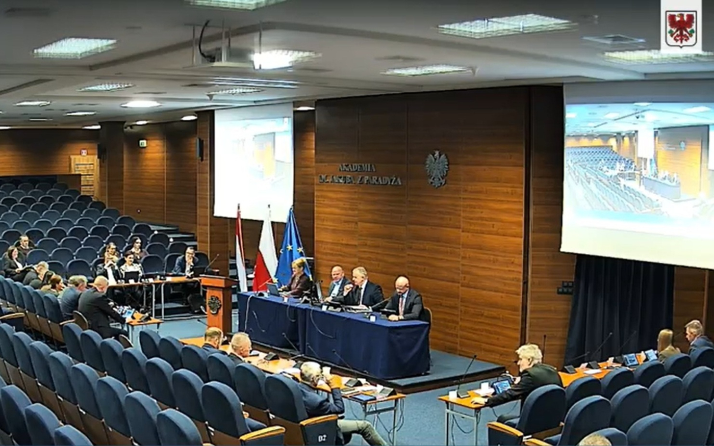 Sala sesyjna Urzędu Miasta w Gorzowie Wielkopolskim podczas obrad radnych Puste miejsca na sali sesyjnej w Gorzowie Wielkopolskim po wyjściu części radnych