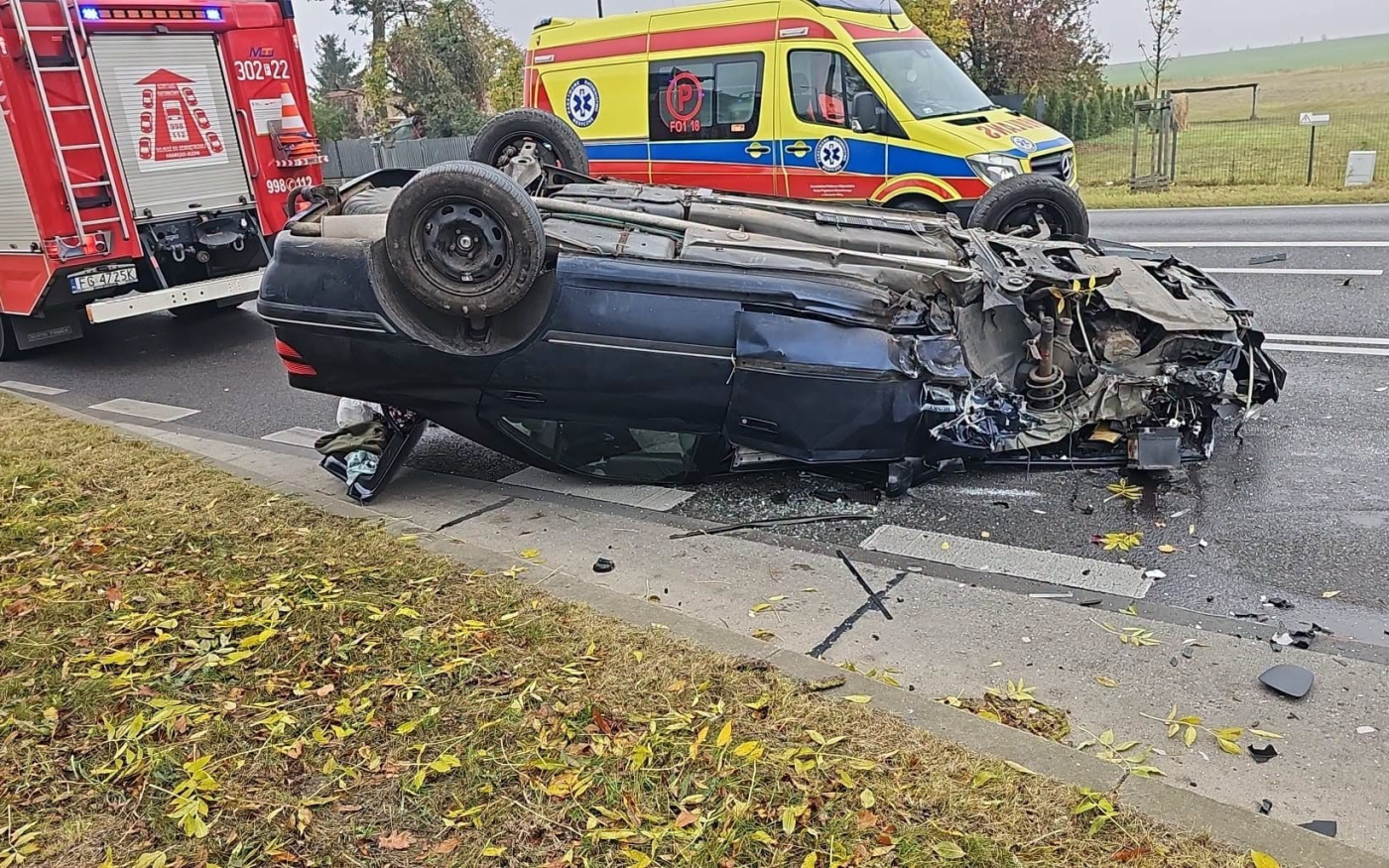 wypadek ulica szczecińska gorzów rozbity peugeot dachowanie