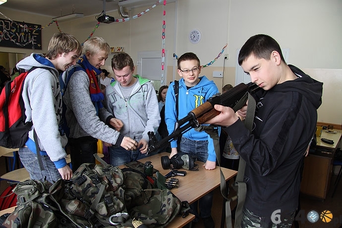 Żołnierze urozmaicają szkolną codzienność