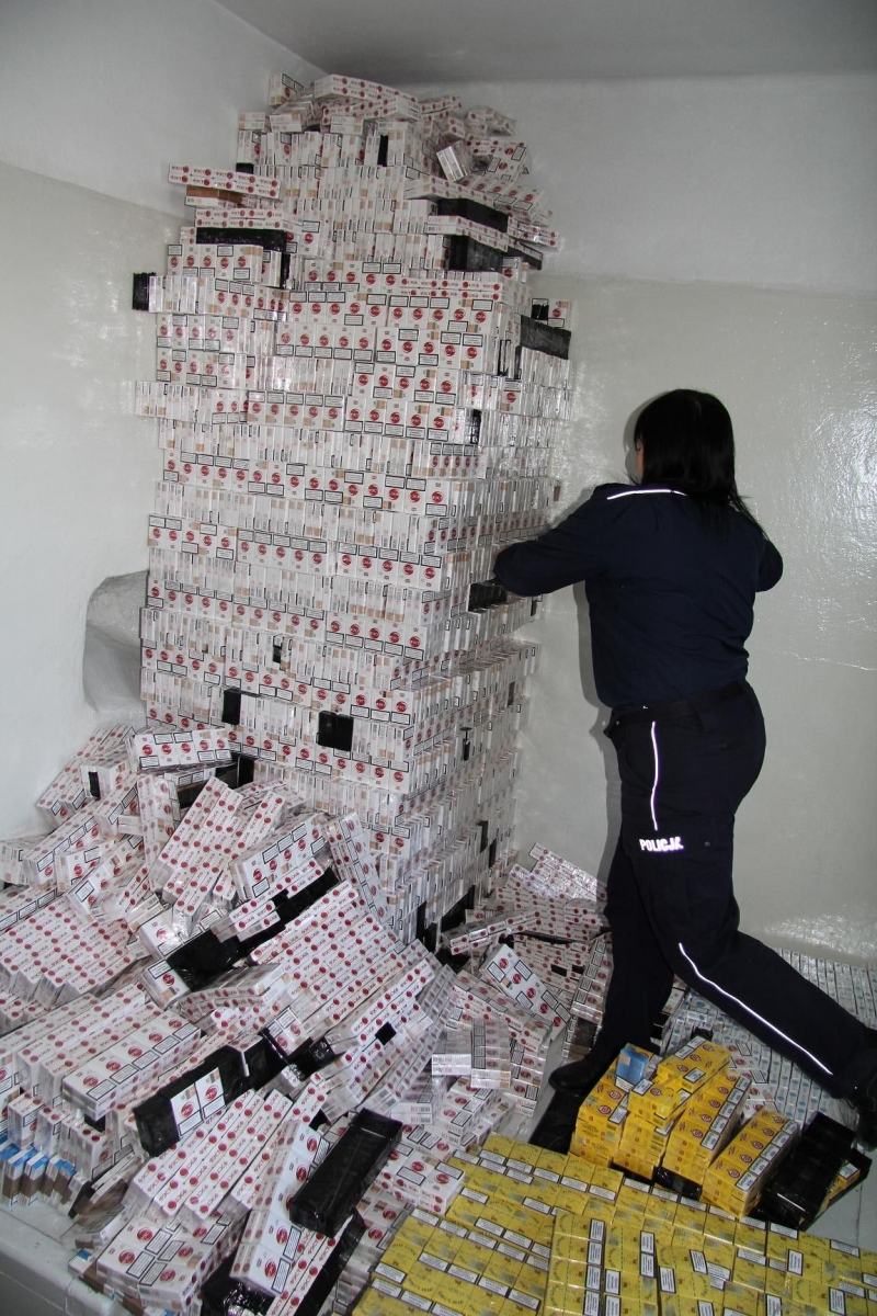 25 tysięcy nielegalnych paczek papierosów trafiło w ręce policji