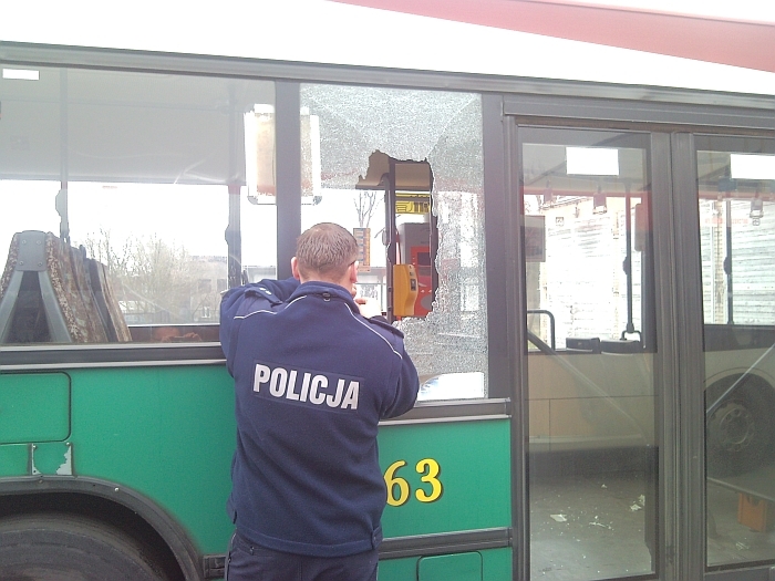 Młodzi gorzowianie wyładowywali agresję na... miejskim autobusie