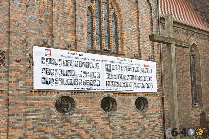 Gorzowska katedra w cieniu Smoleńska. Baner ze zdjęciami ofiar katastrofy będzie wisiał przez miesiąc