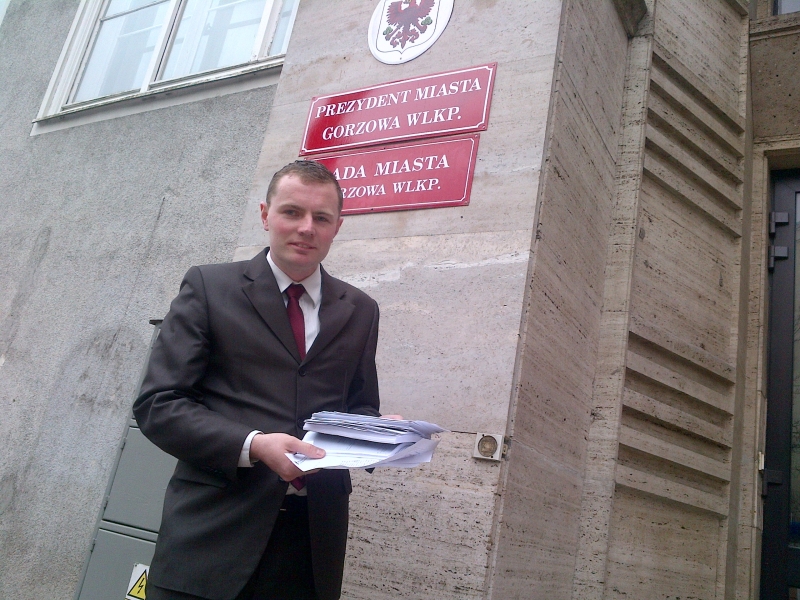 Radny PO prosi o tablety dla kolegów