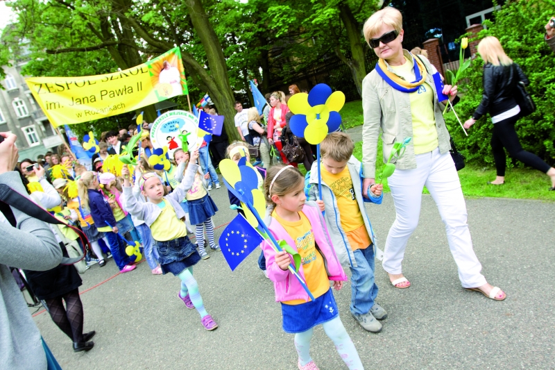 Parada młodych euroentuzjastów w parku