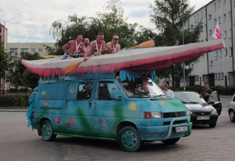 
Sznur aut pędzi szlakiem bobrów