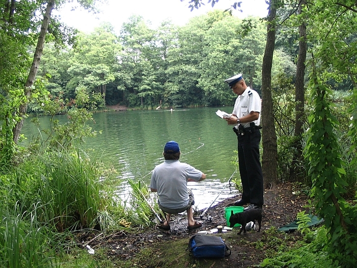 Policjanci dbają o bezpieczeństwo na wodzie