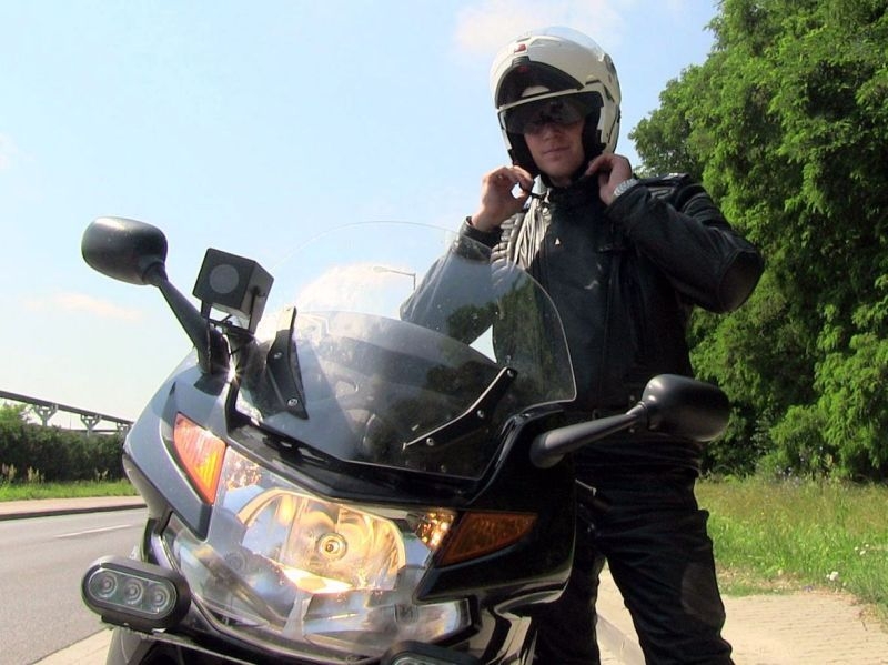 Kamerą w pirata motocyklistę