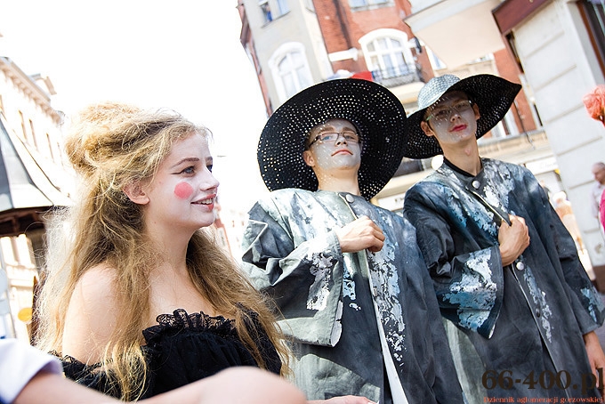 Szarzy Panowie nawiedzili miasto