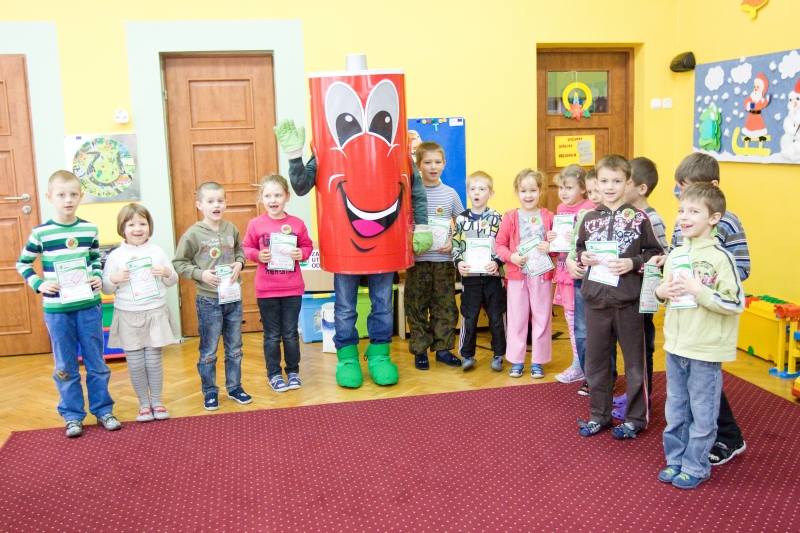 Pan Bateryjka uczy dzieci dbania o środowisko