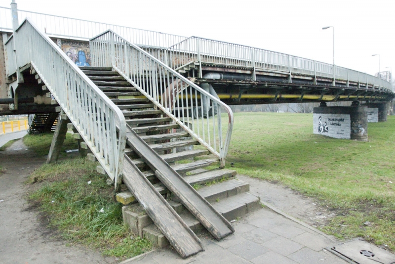 Kładka niezgody należy do PKP!