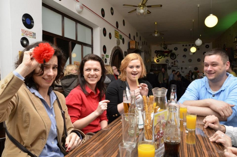 Urzędnik nie wielbłąd, wódkę pić musi