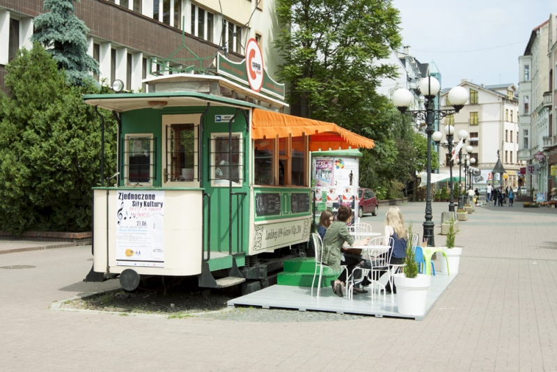 Tramwaj żyje z kawy i ciastek