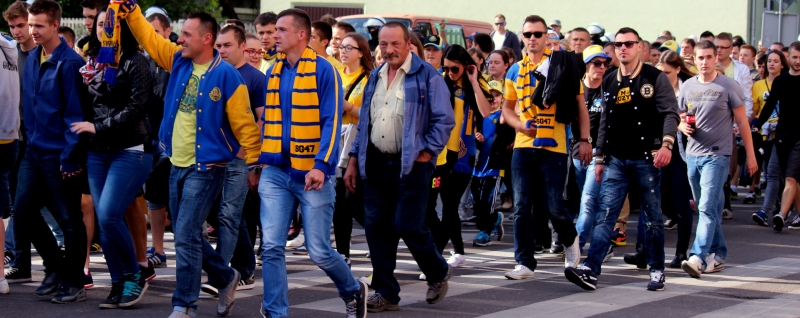 Kibice przeszli ulicami miasta. Było spokojnie